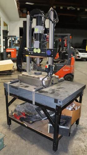 8872 Instron Fatigue Tester 8872 Instron Fatigue Tester