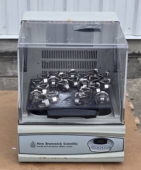 M1352-0000 New Brunswick Scientific Excella E24 Incubator Shaker Series