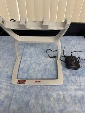 E1-cliptip Thermo Scientific 9420510 Electronic Three Pipette Charging Stand